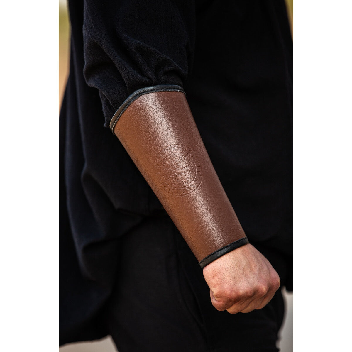Imagen del producto Brazalete de cuero medieval Ottar con grabado Vegvisir marrón