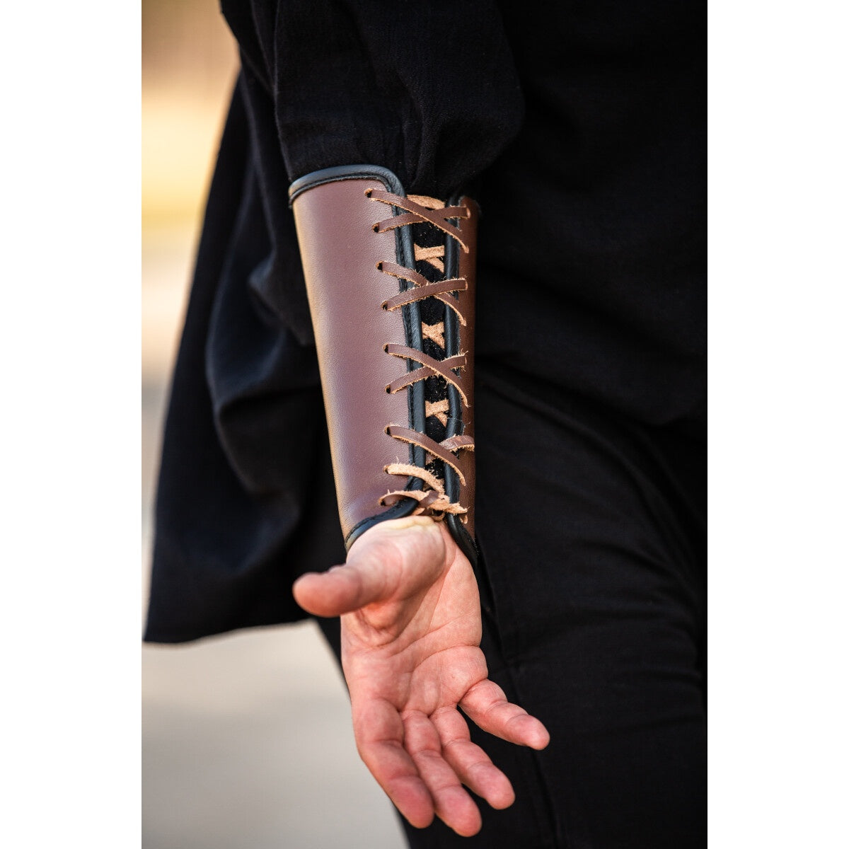 Imagen del producto Brazalete de cuero medieval Ottar con grabado Vegvisir marrón