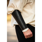 Imagen del producto Brazalete medieval de cuero Ottar con relieve de Vegvisir negro