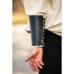 Imagen del producto Brazalete medieval de cuero Ottar con relieve de Vegvisir negro