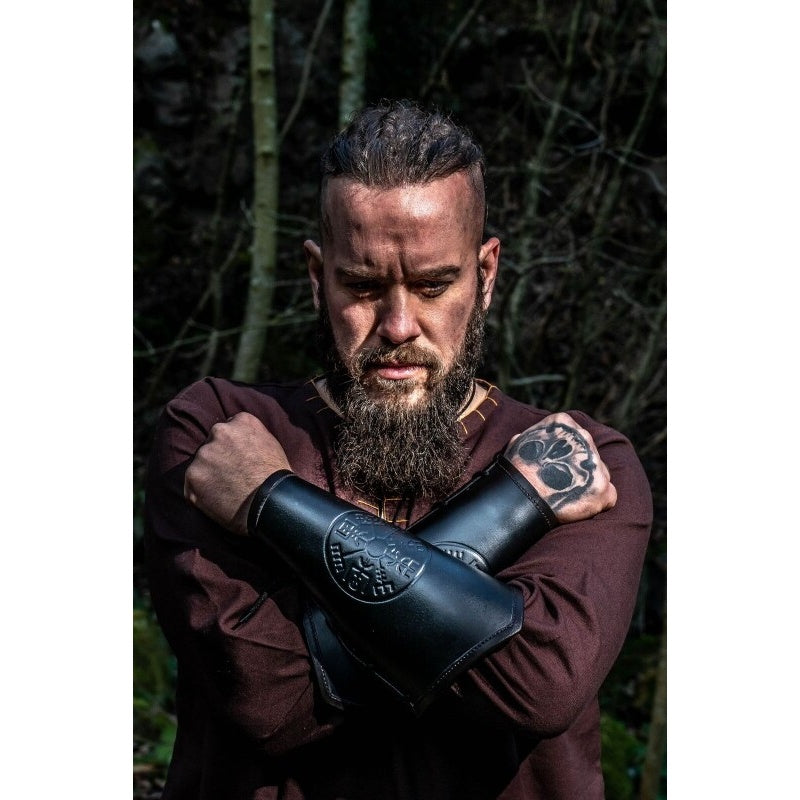 Imagen del producto Brazalete medieval de cuero Ottar con relieve de Vegvisir negro