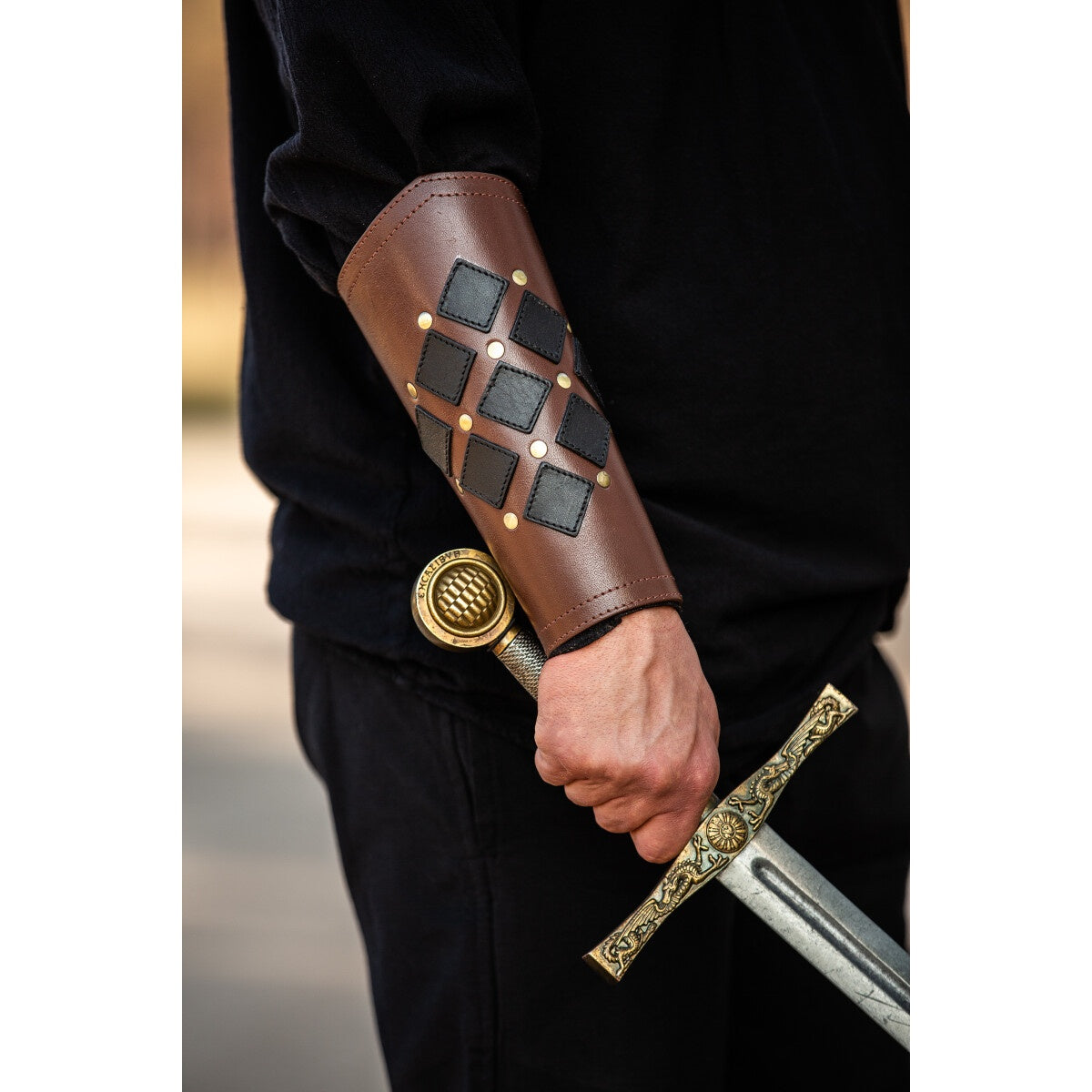 Imagen del producto Brazalete medieval de cuero Orm marrón-negro
