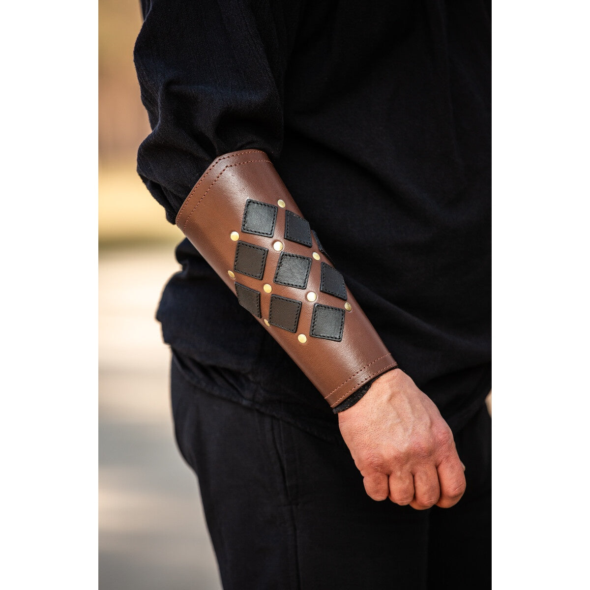 Imagen del producto Brazalete medieval de cuero Orm marrón-negro