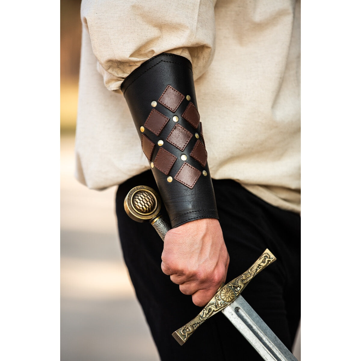 Imagen del producto Brazalete medieval de cuero Orm negro-marrón