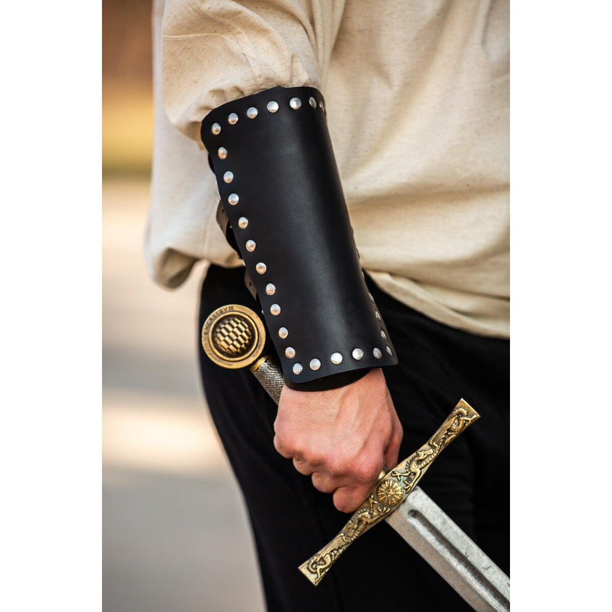 Imagen del producto Brazalete medieval de cuero Mar negro