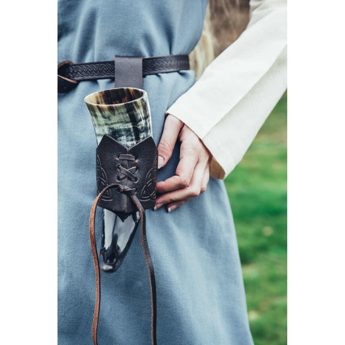 Imagen del producto Soporte medieval de cuero para cuerno para beber con nudos celtas