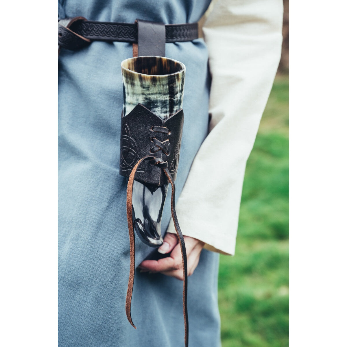 Imagen del producto Soporte medieval de cuero para cuerno para beber con nudos celtas