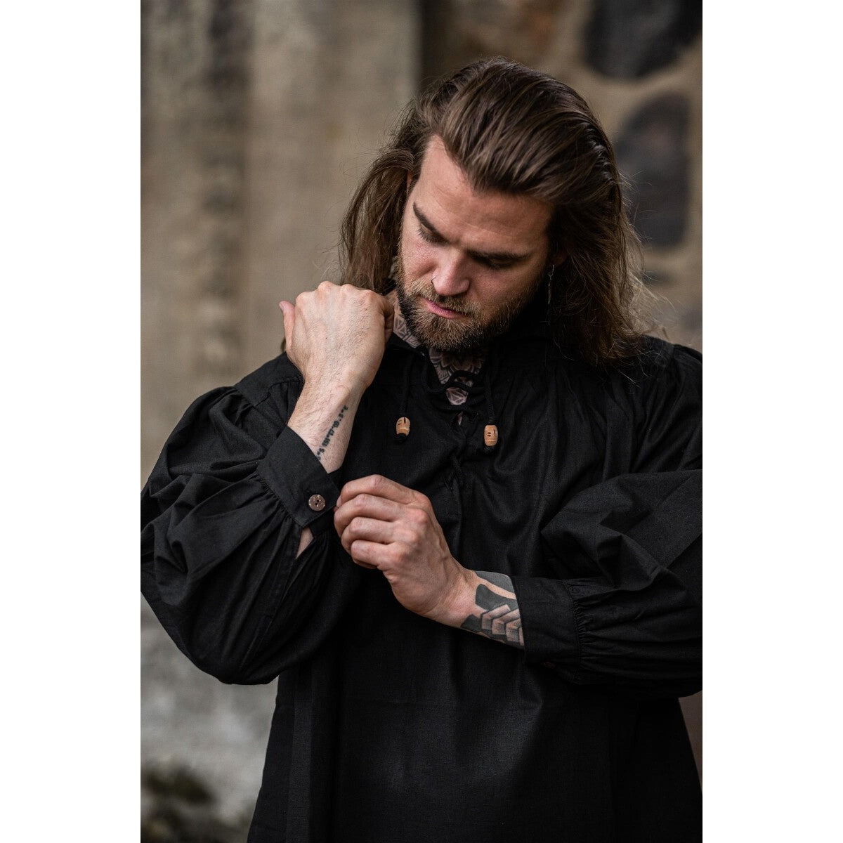Imagen del producto Camisa medieval con cordones Georg de cuello alto negro jaspeado