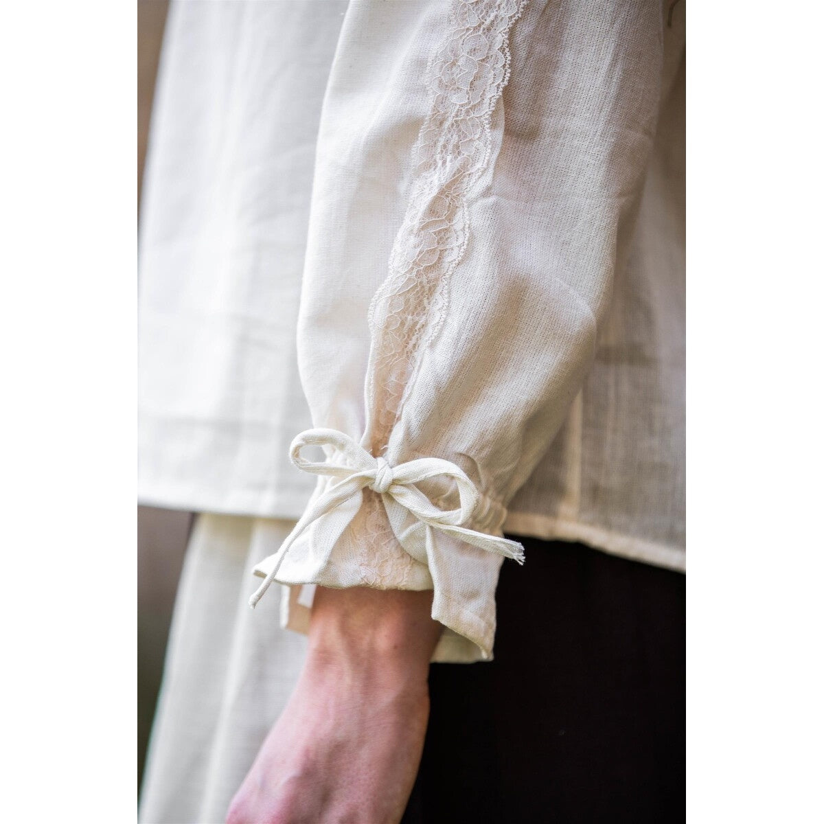 Imagen del producto Blusa medieval con encaje Bettina beige