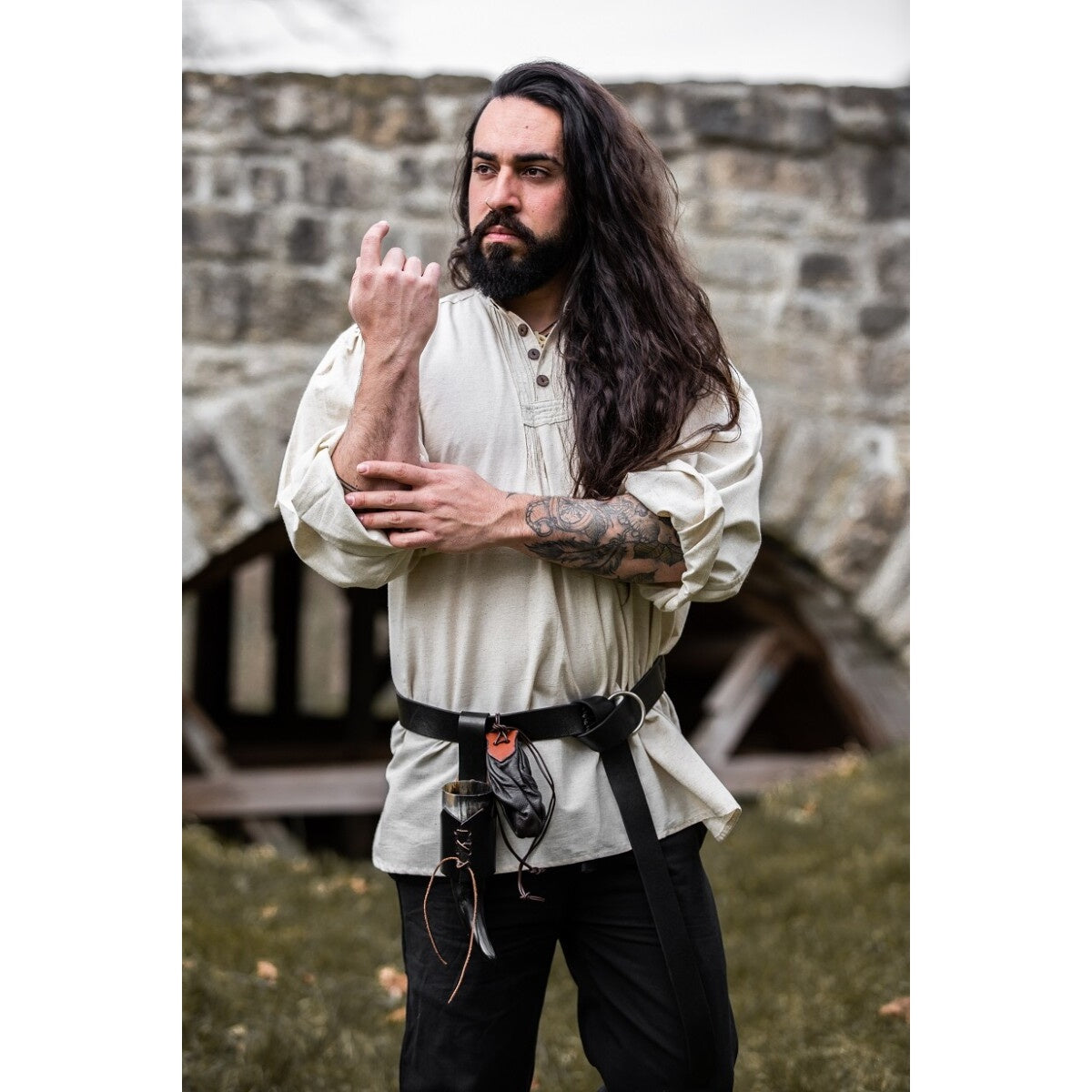 Imagen del producto Camisa medieval con jaretas y botones de madera Oswald beige