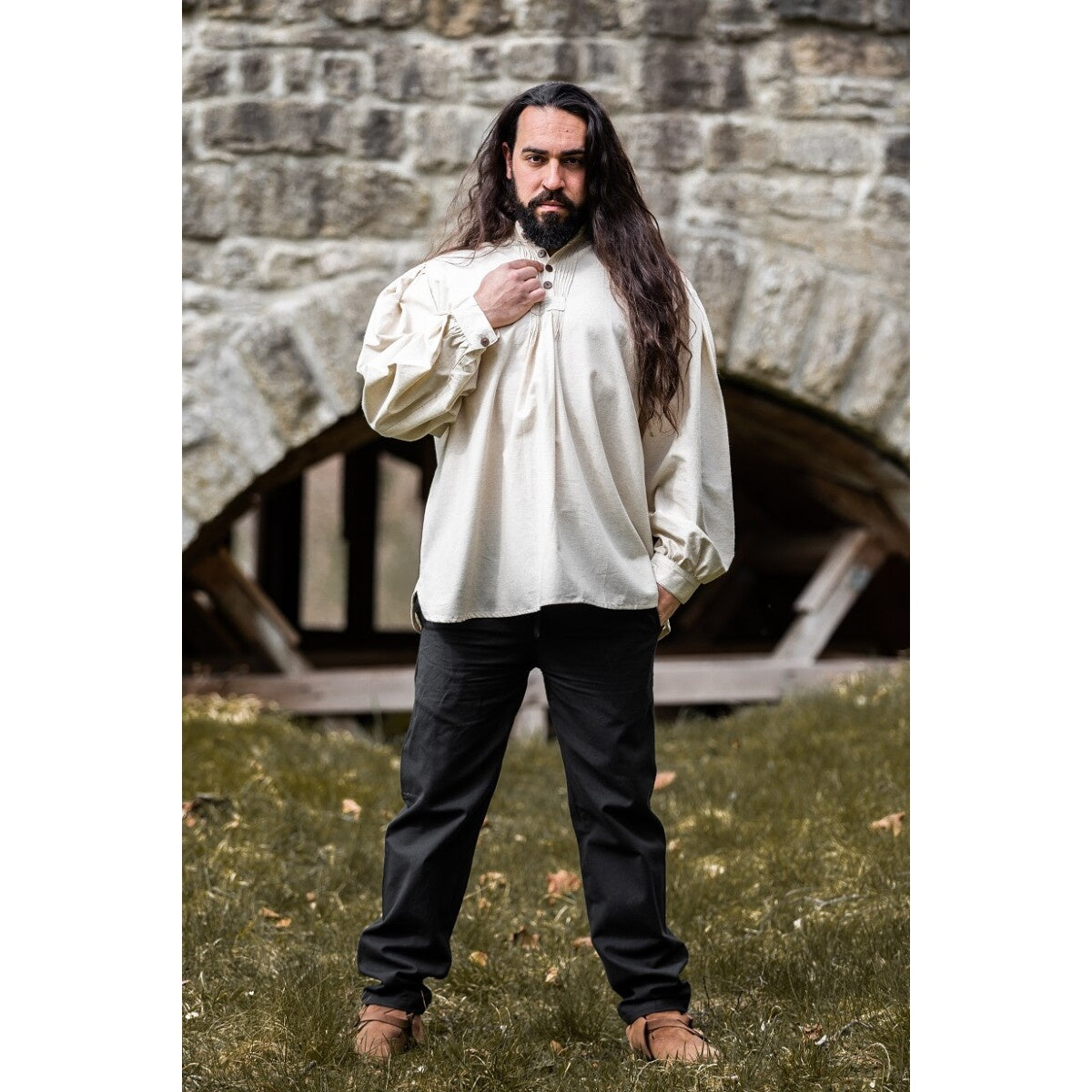 Imagen del producto Camisa medieval con jaretas y botones de madera Oswald beige