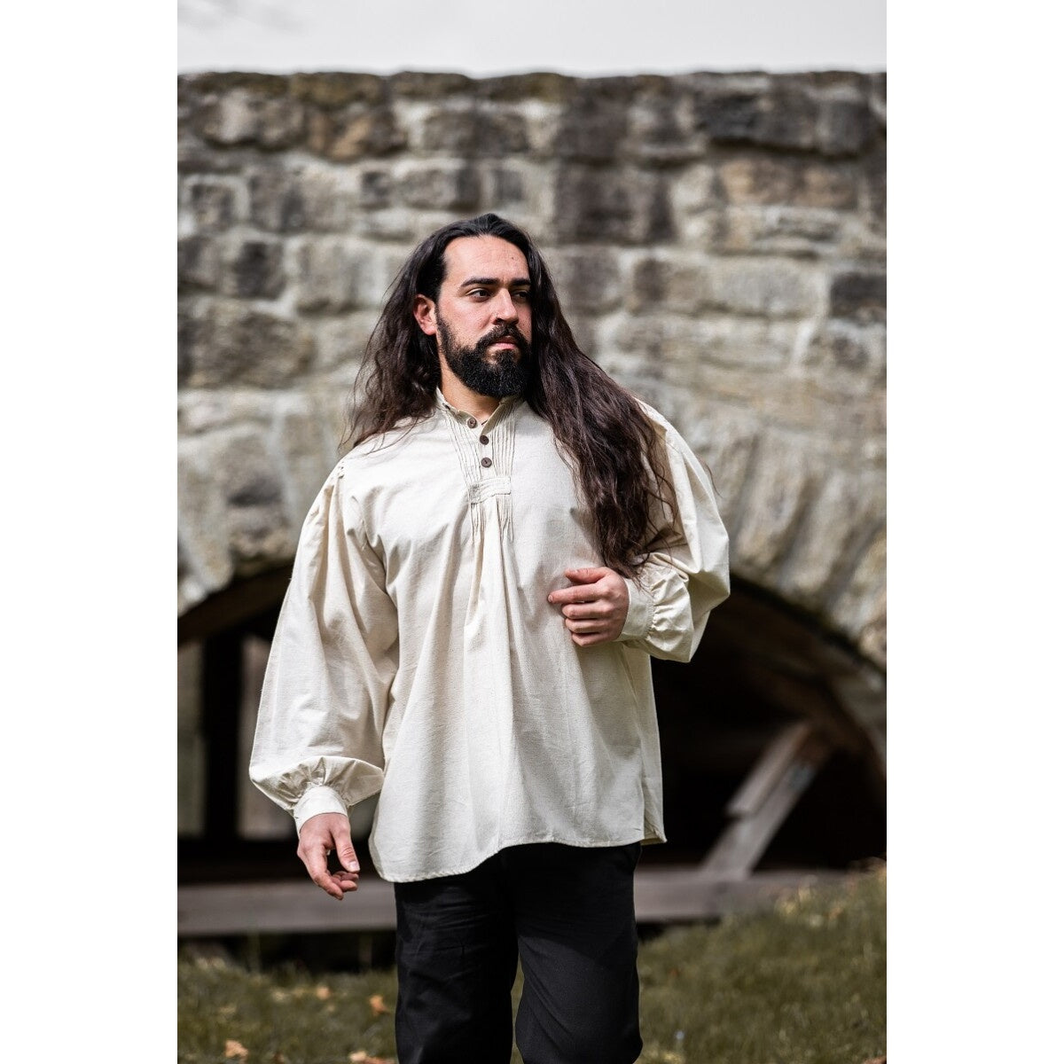 Imagen del producto Camisa medieval con jaretas y botones de madera Oswald beige