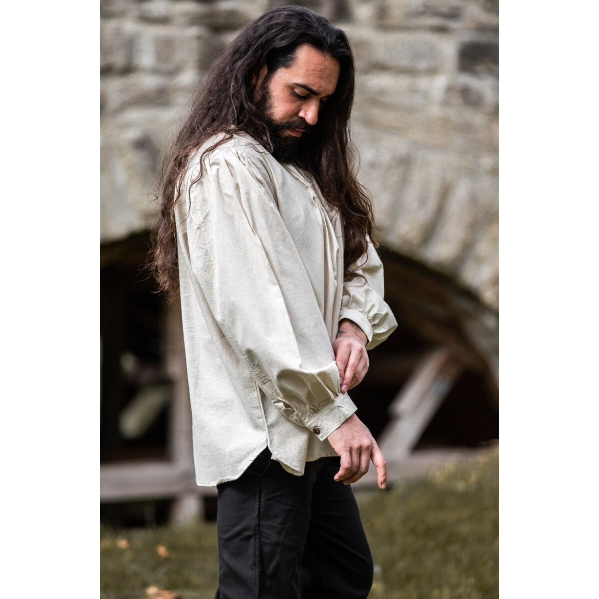 Imagen del producto Camisa medieval con jaretas y botones de madera Oswald beige