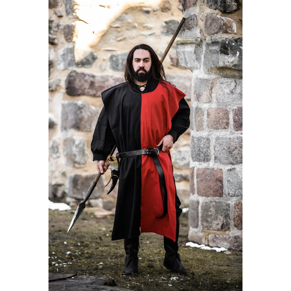 Imagen del producto Tabardo medieval Frederick negro-rojo