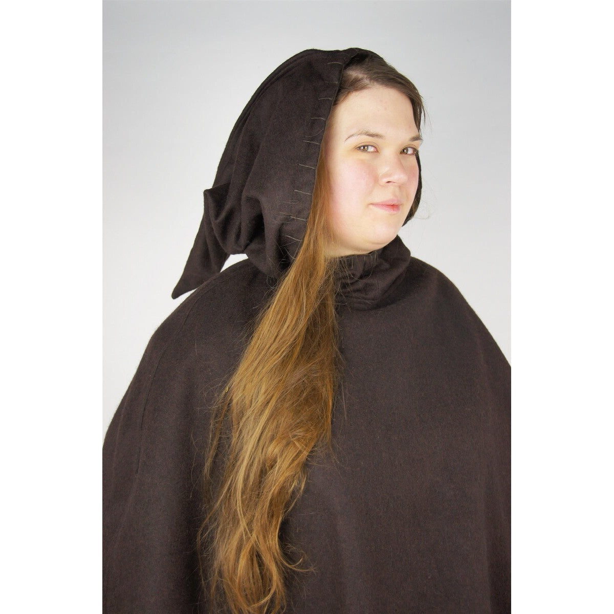Imagen del producto Capucha medieval Egill con bordado marrón