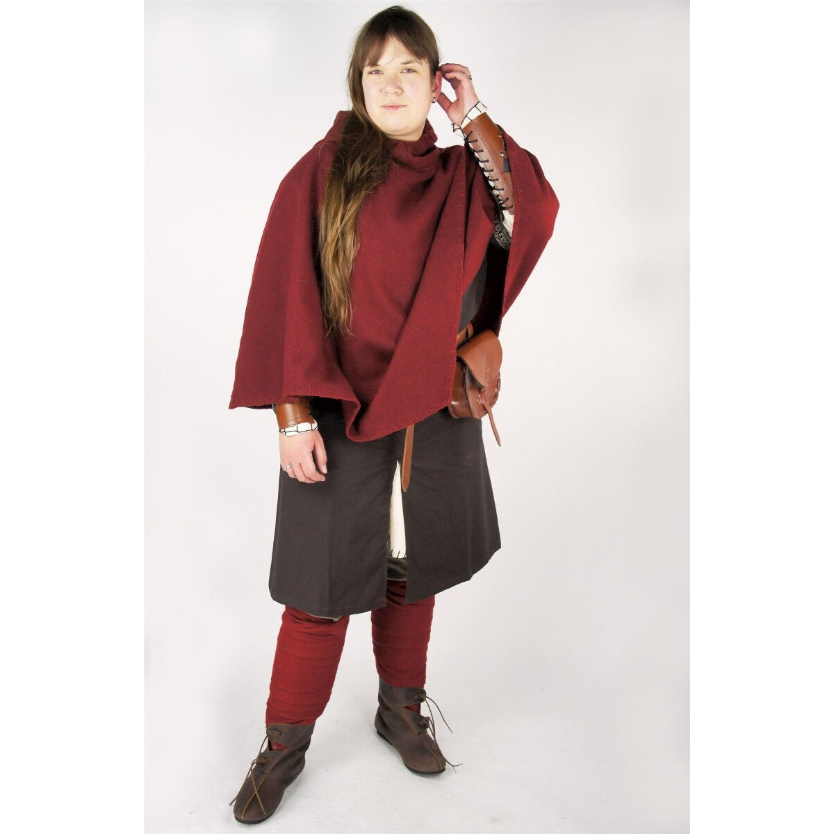Imagen del producto Caperuza medieval Egill con bordado roja