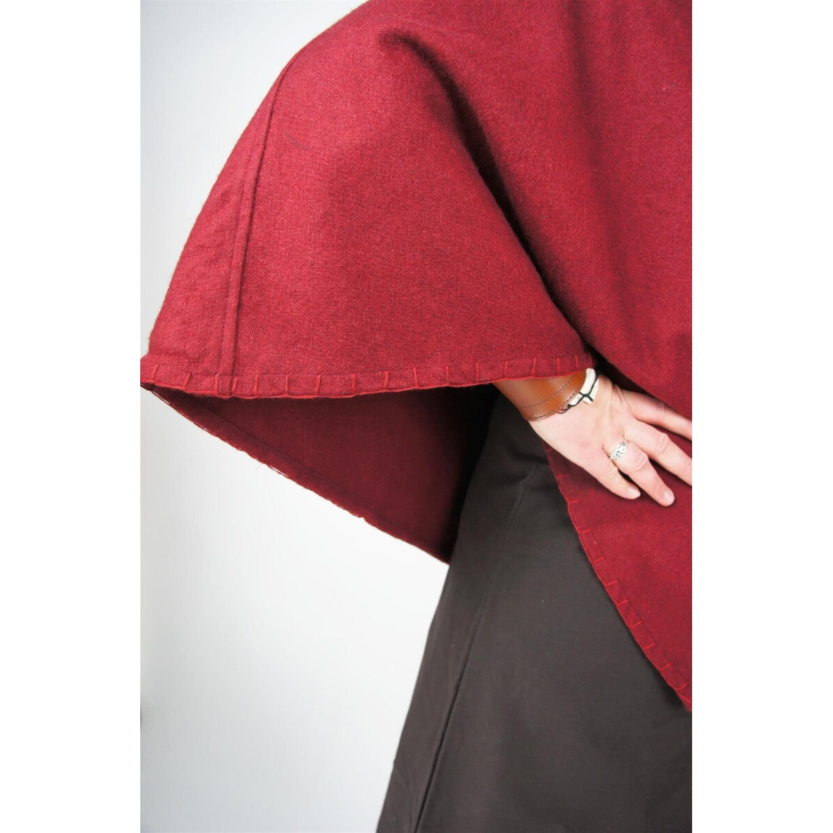 Imagen del producto Caperuza medieval Egill con bordado roja
