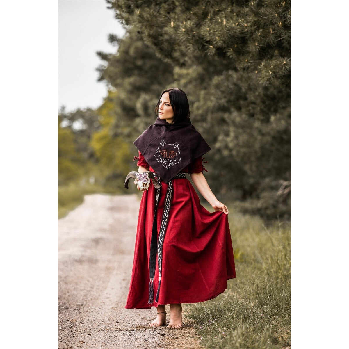 Imagen del producto Gugel medieval Tyr con bordado de lobo marrón