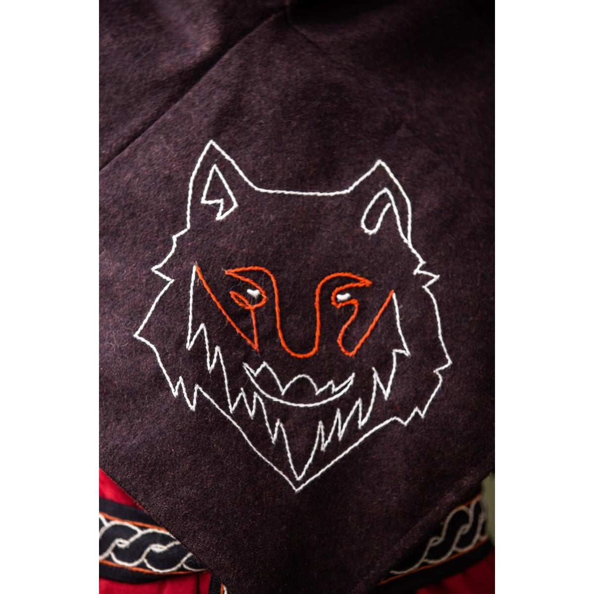 Imagen del producto Gugel medieval Tyr con bordado de lobo marrón