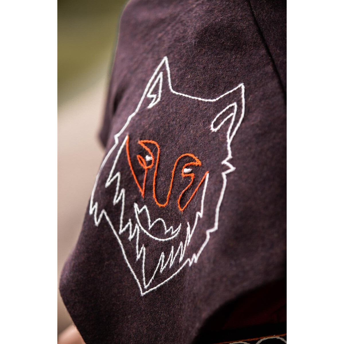 Imagen del producto Gugel medieval Tyr con bordado de lobo marrón