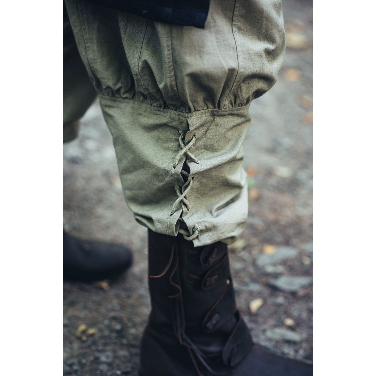 Imagen del producto Pantalón medieval Magnus con cordones en las piernas verde