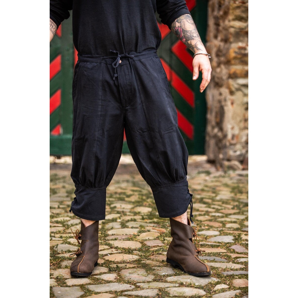 Imagen del producto Pantalón medieval hasta la rodilla Laurence con cordones en la parte baja de la pierna negro