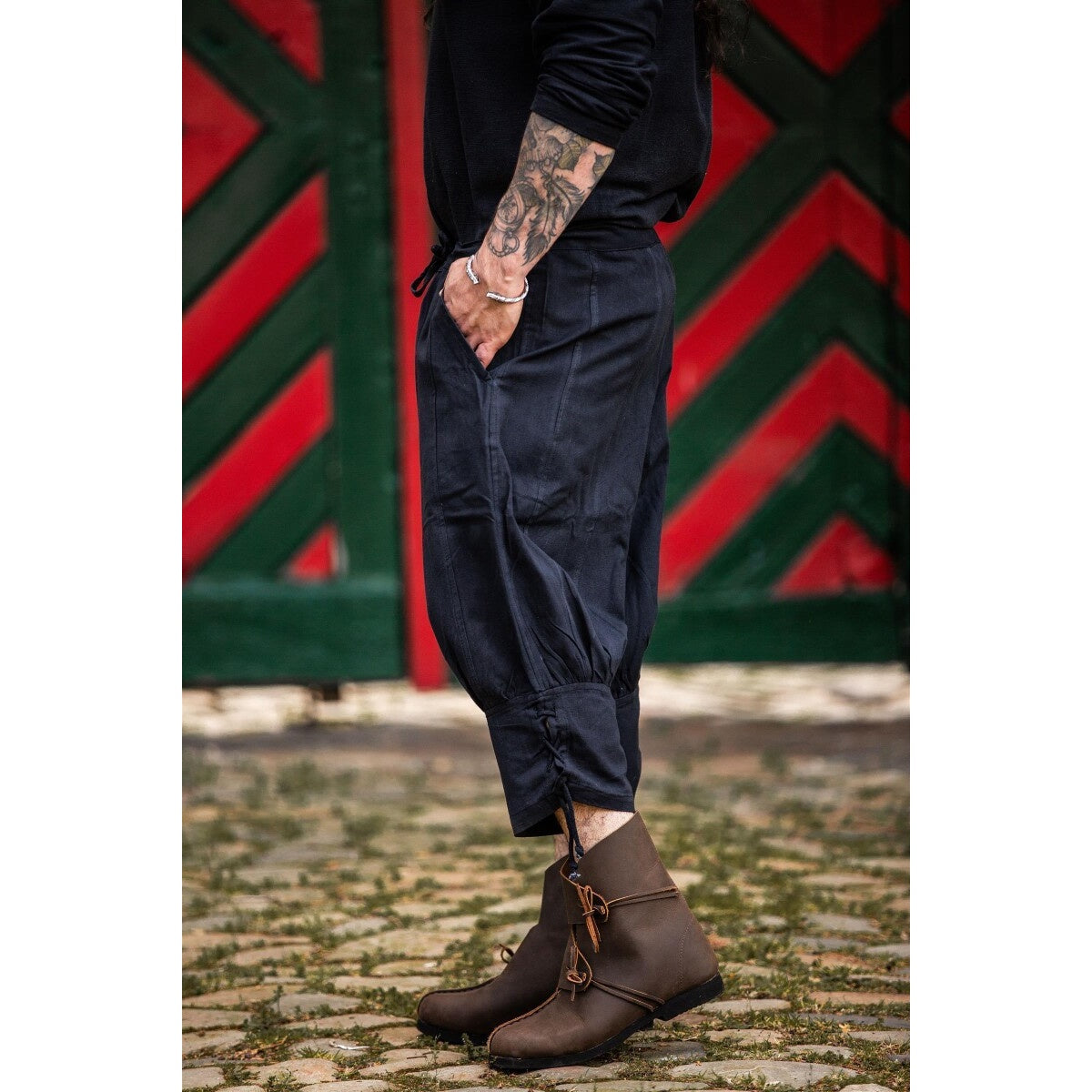 Imagen del producto Pantalón medieval hasta la rodilla Laurence con cordones en la parte baja de la pierna negro
