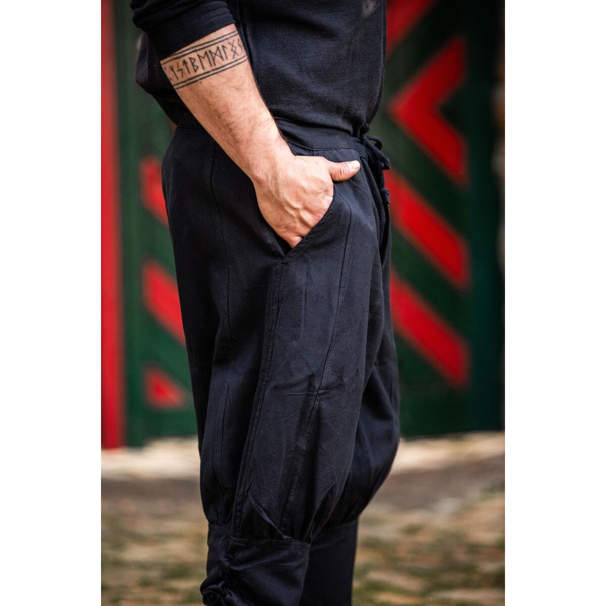 Imagen del producto Pantalón medieval hasta la rodilla Laurence con cordones en la parte baja de la pierna negro
