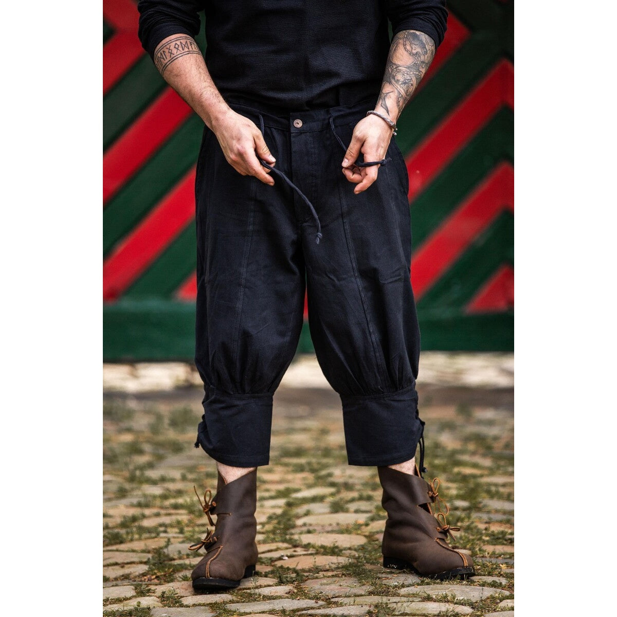 Imagen del producto Pantalón medieval hasta la rodilla Laurence con cordones en la parte baja de la pierna negro