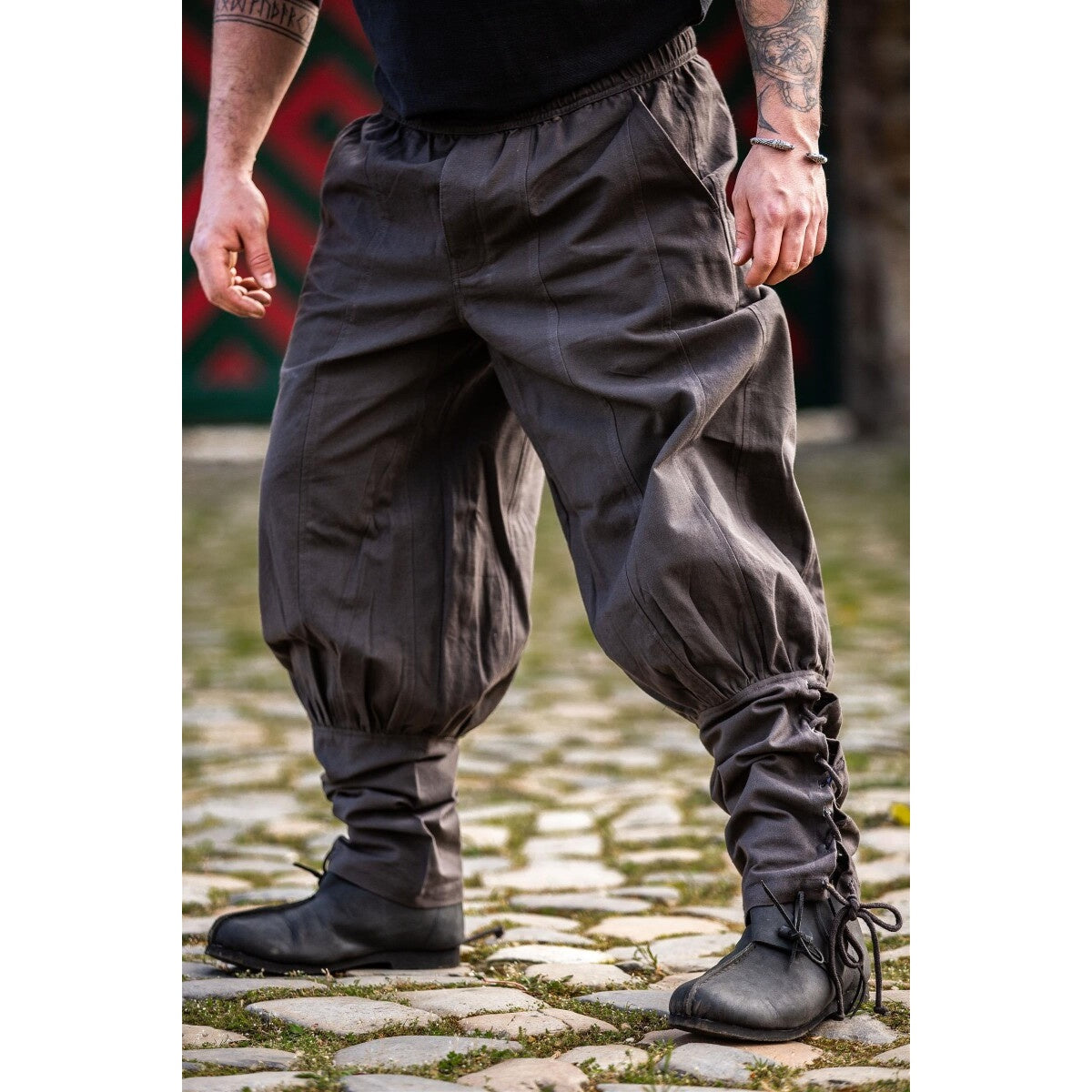 Imagen del producto Pantalón medieval Tiago con cordones en las piernas marrón