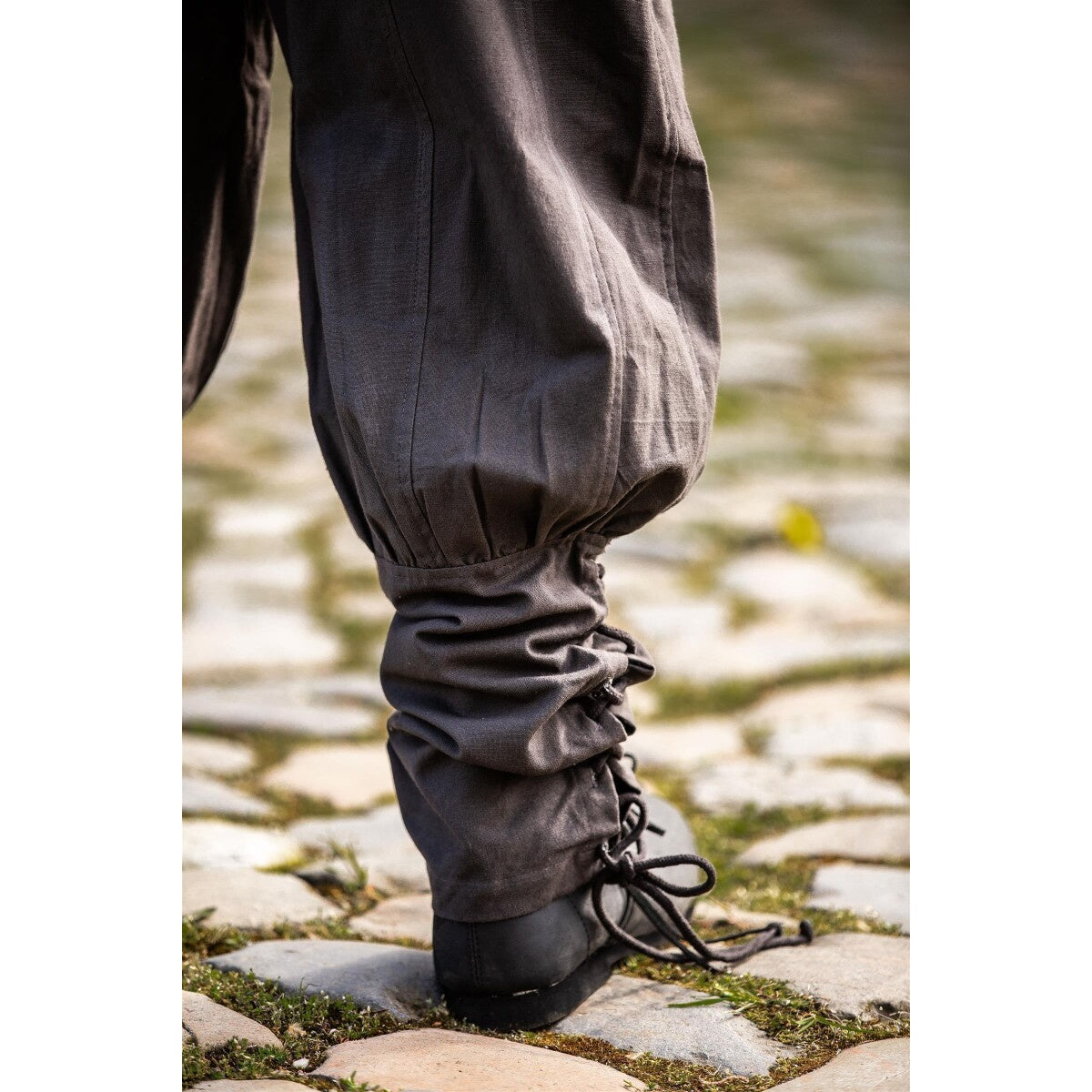 Imagen del producto Pantalón medieval Tiago con cordones en las piernas marrón