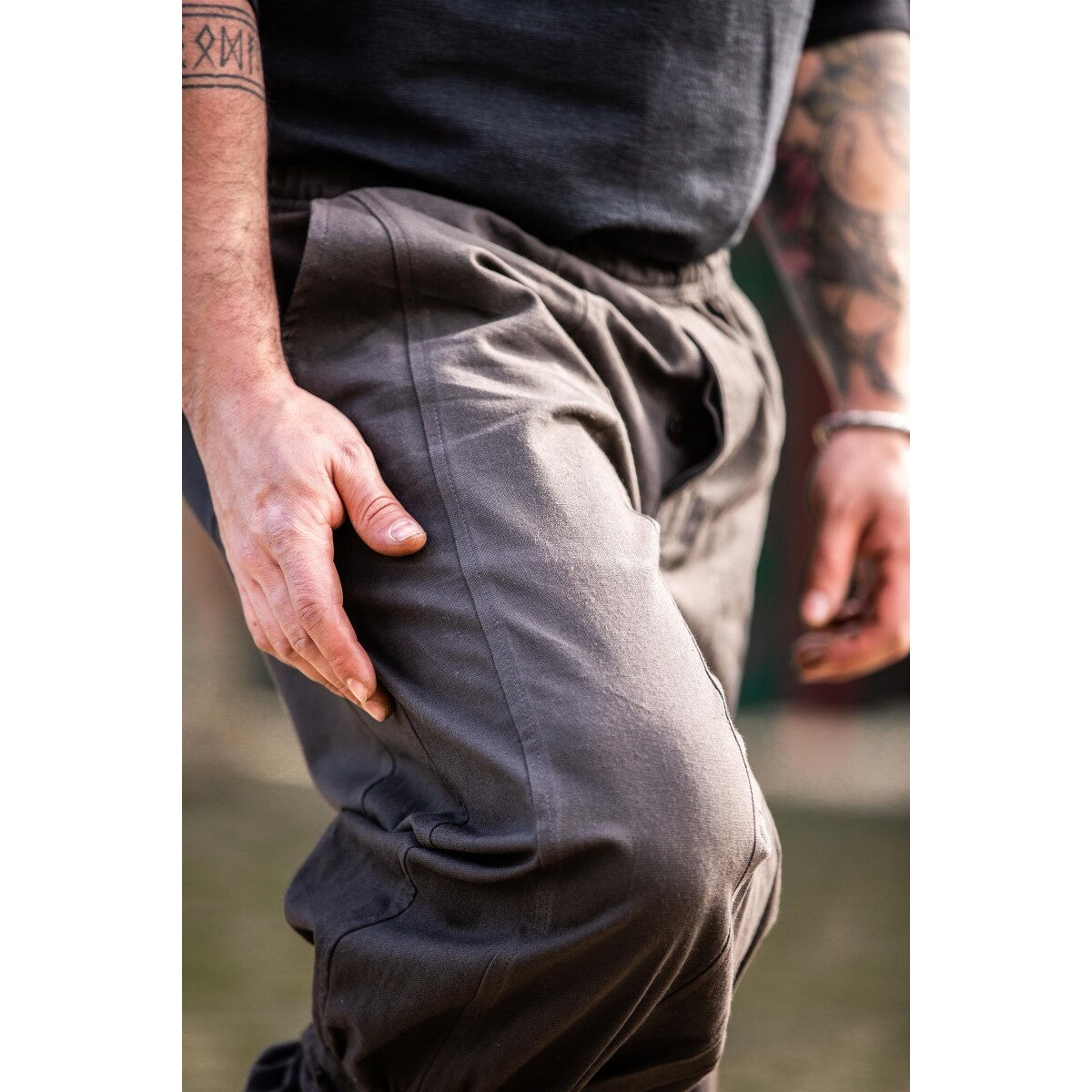 Imagen del producto Pantalón medieval Tiago con cordones en las piernas marrón