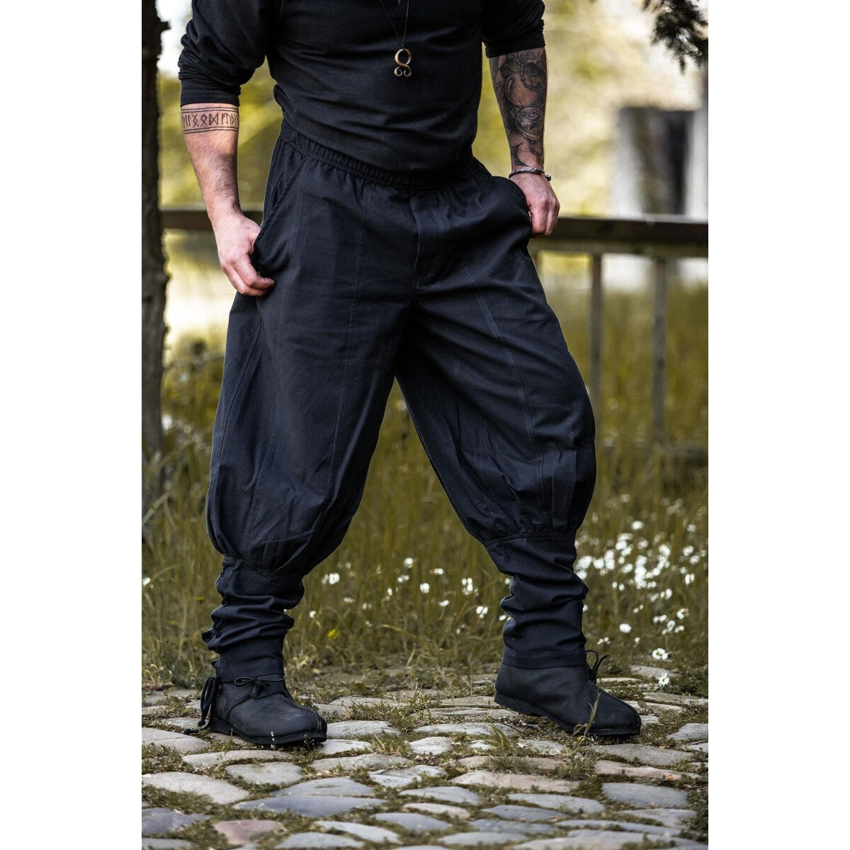 Imagen del producto Pantalón medieval Tiago con cordones en las piernas negro