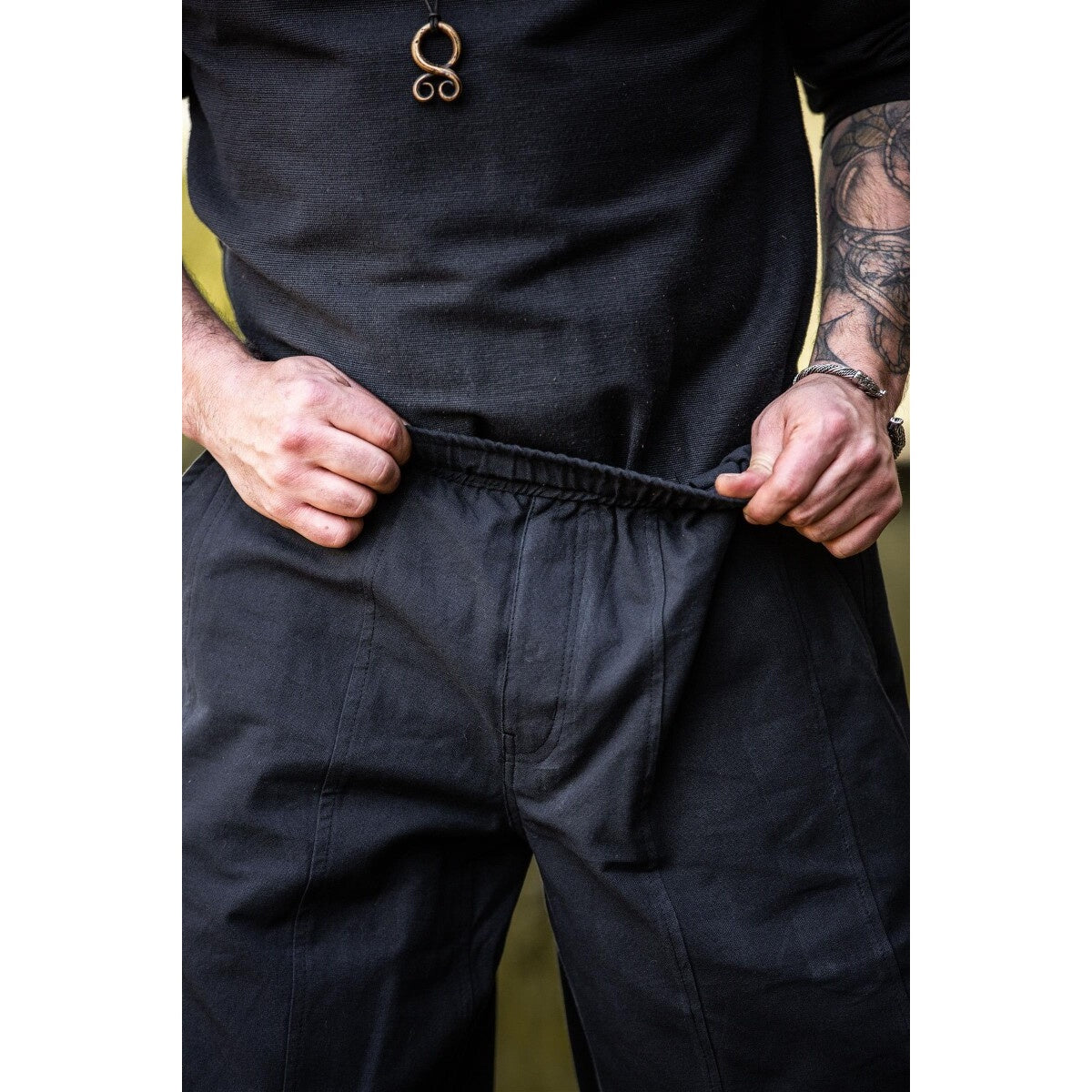 Imagen del producto Pantalón medieval Tiago con cordones en las piernas negro