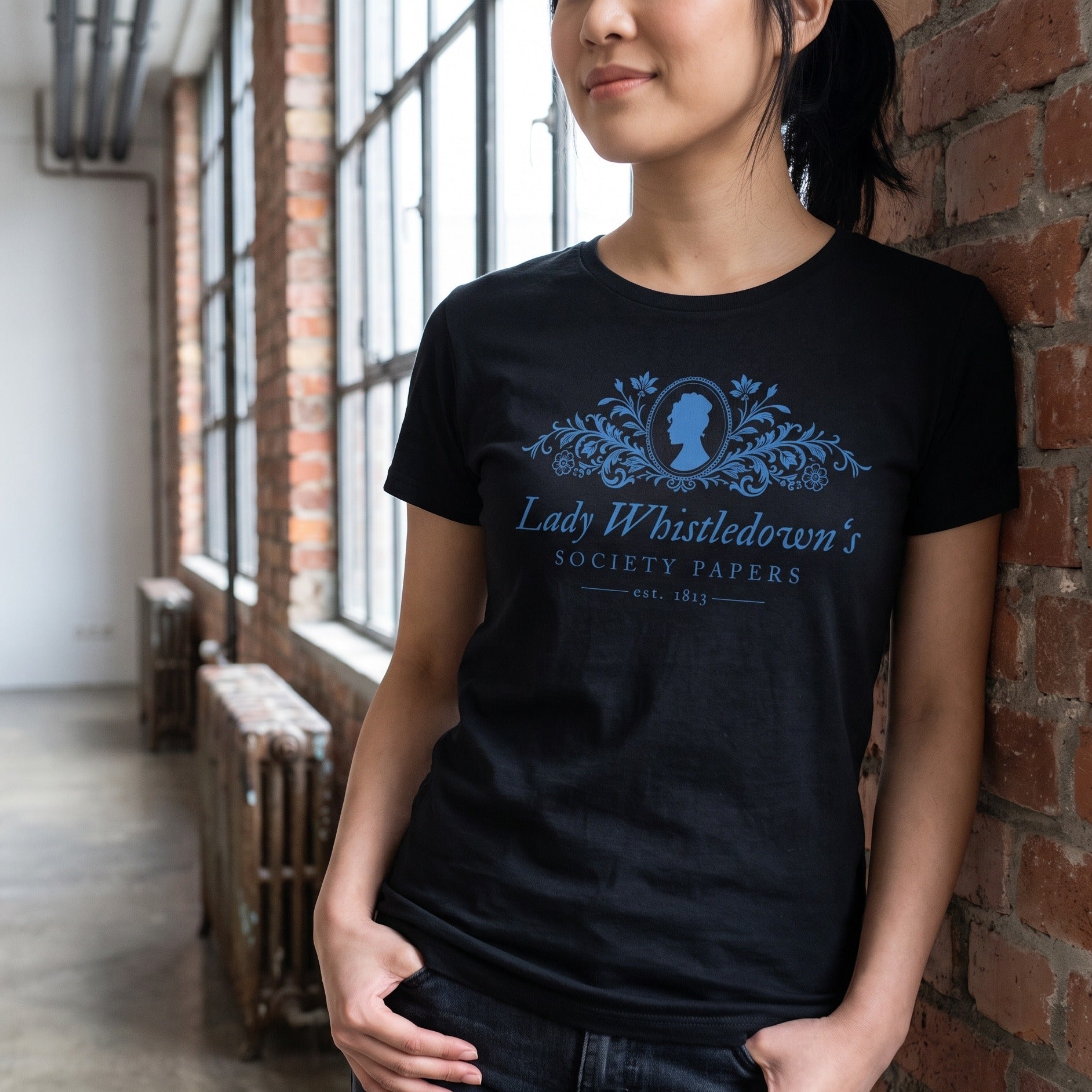 Imagen del producto Camiseta Society Papers negra para fans de Los Bridgerton