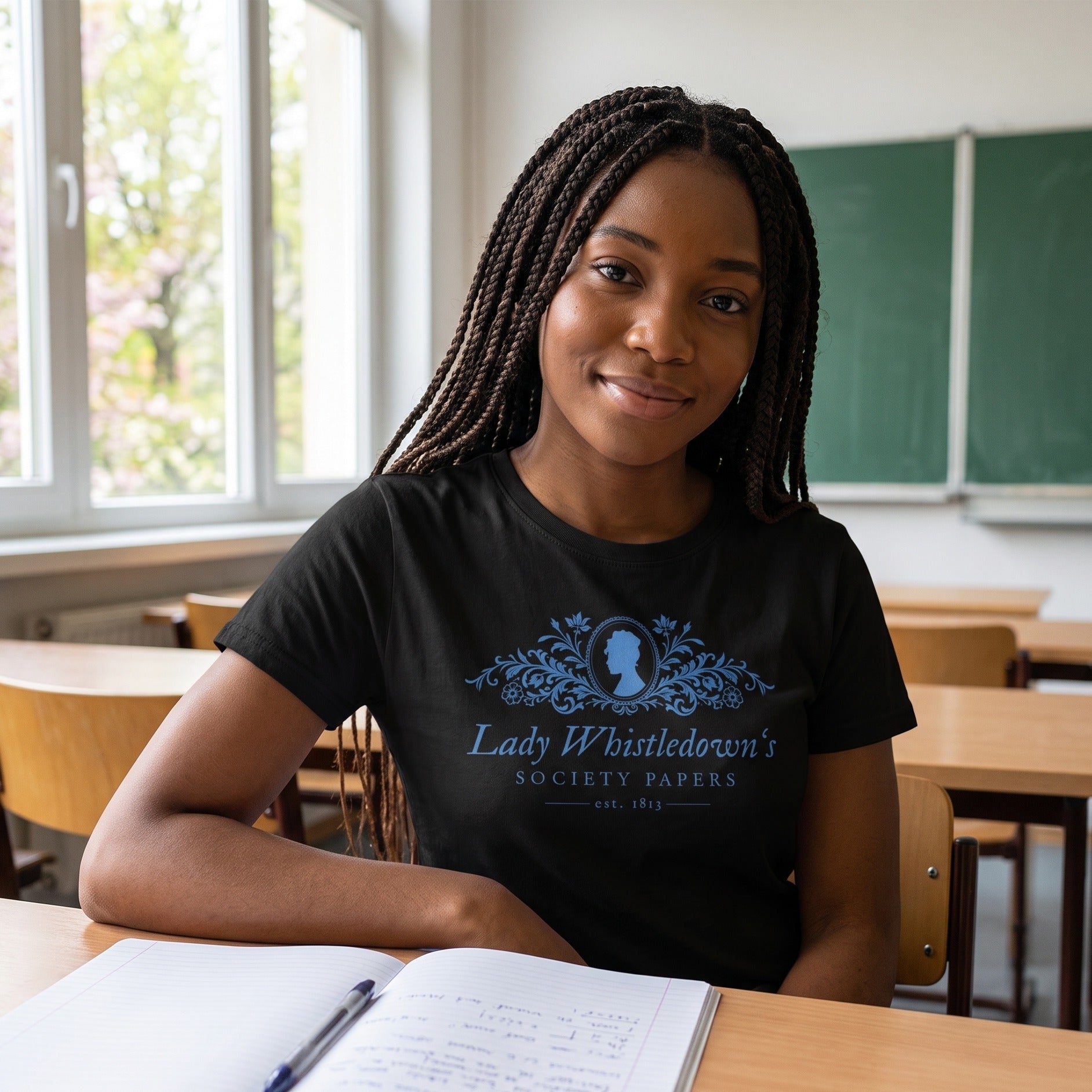Imagen del producto Camiseta Society Papers negra para fans de Los Bridgerton