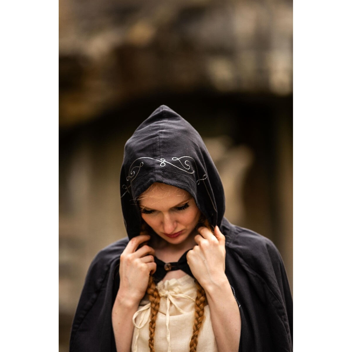 Imagen del producto Capa medieval con bordado Erna negra