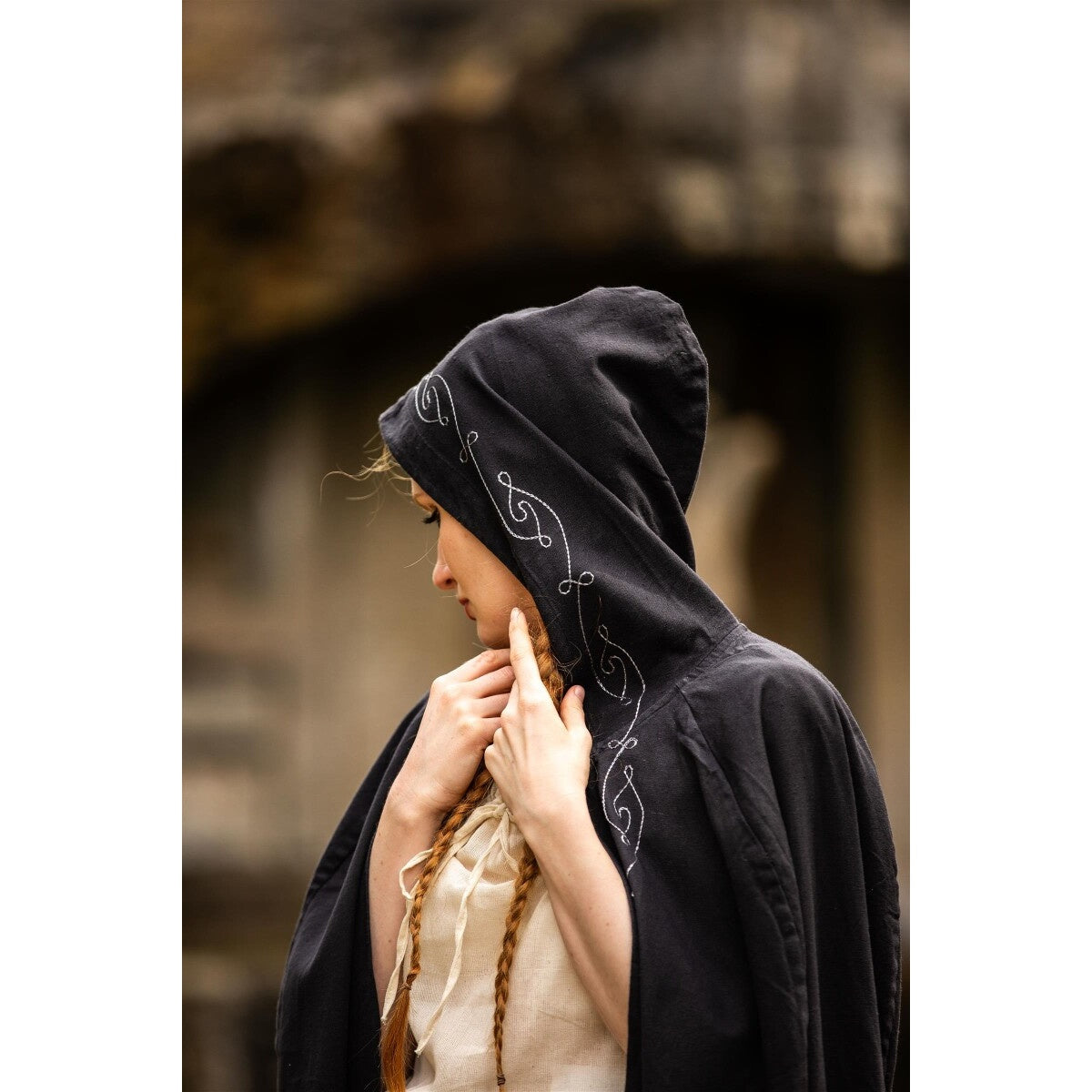 Imagen del producto Capa medieval con bordado Erna negra