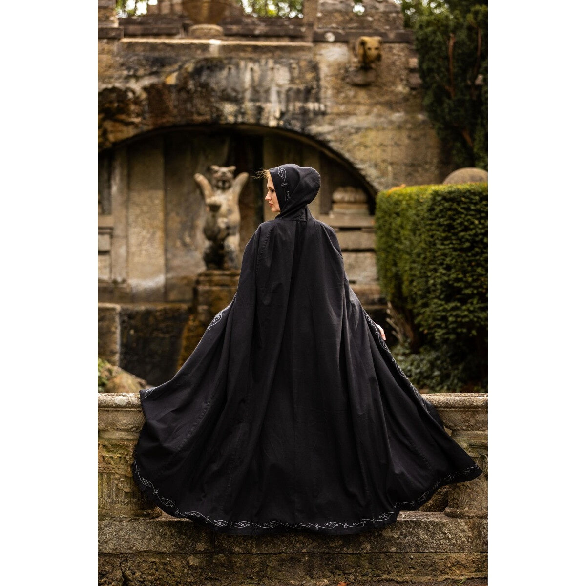 Imagen del producto Capa medieval con bordado Erna negra