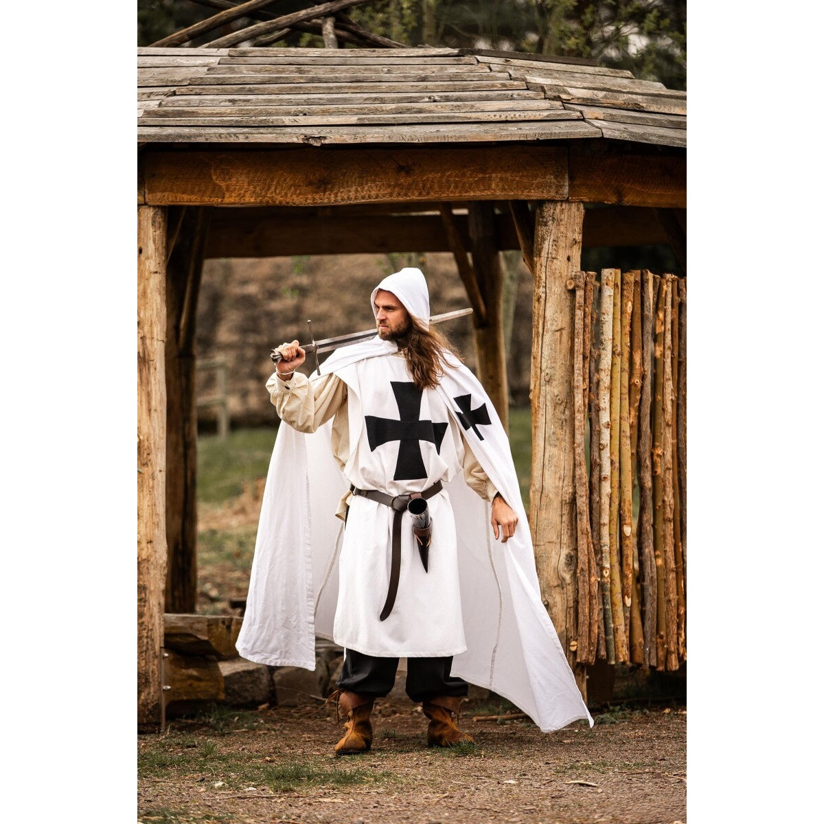 Imagen del producto Capa medieval de los Caballeros Templarios Baldwin blanco-negro