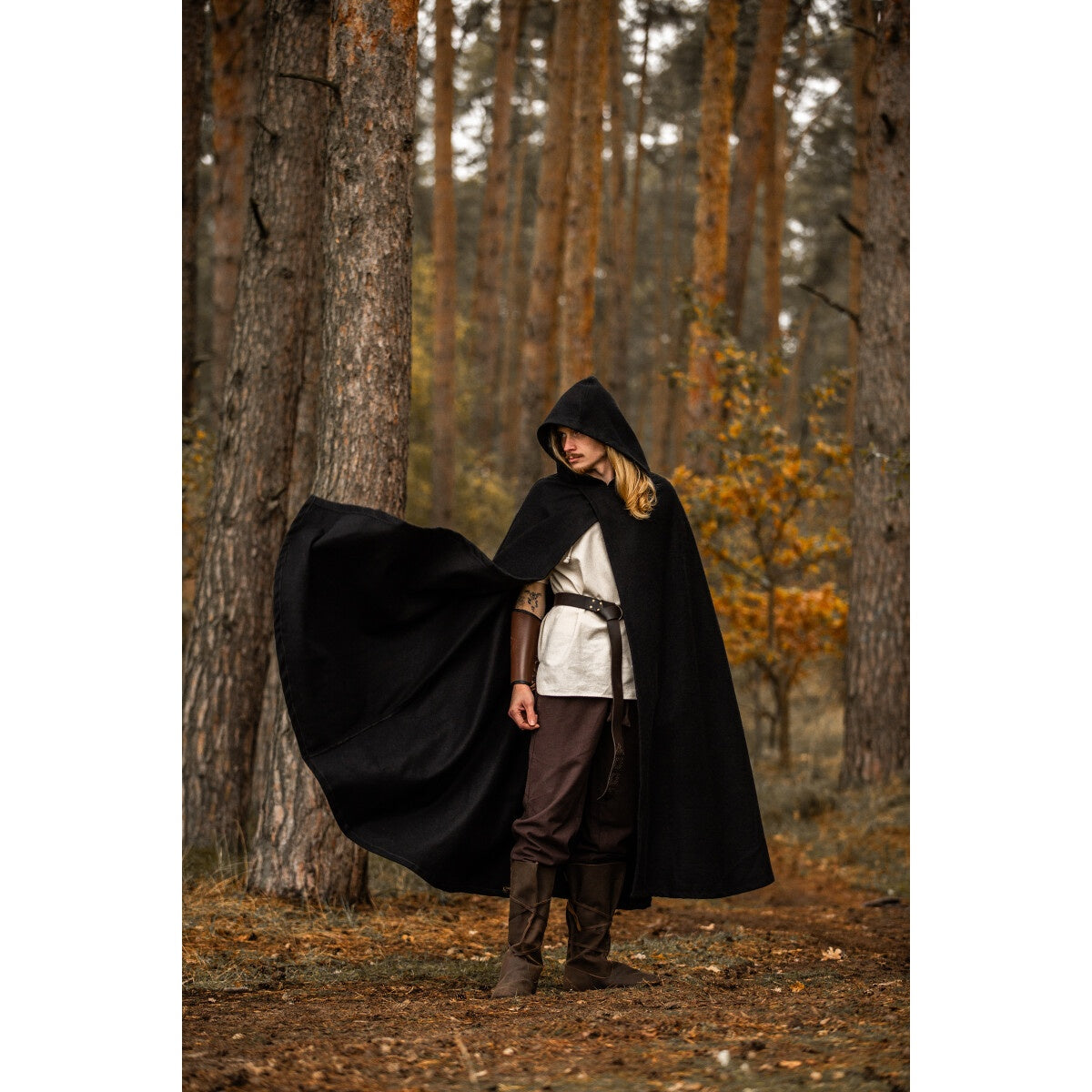 Imagen del producto Capa medieval con capucha Thorian lana negra