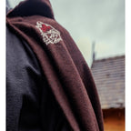 Imagen del producto Capa vikinga medieval Alpha con bordado de lobo marrón