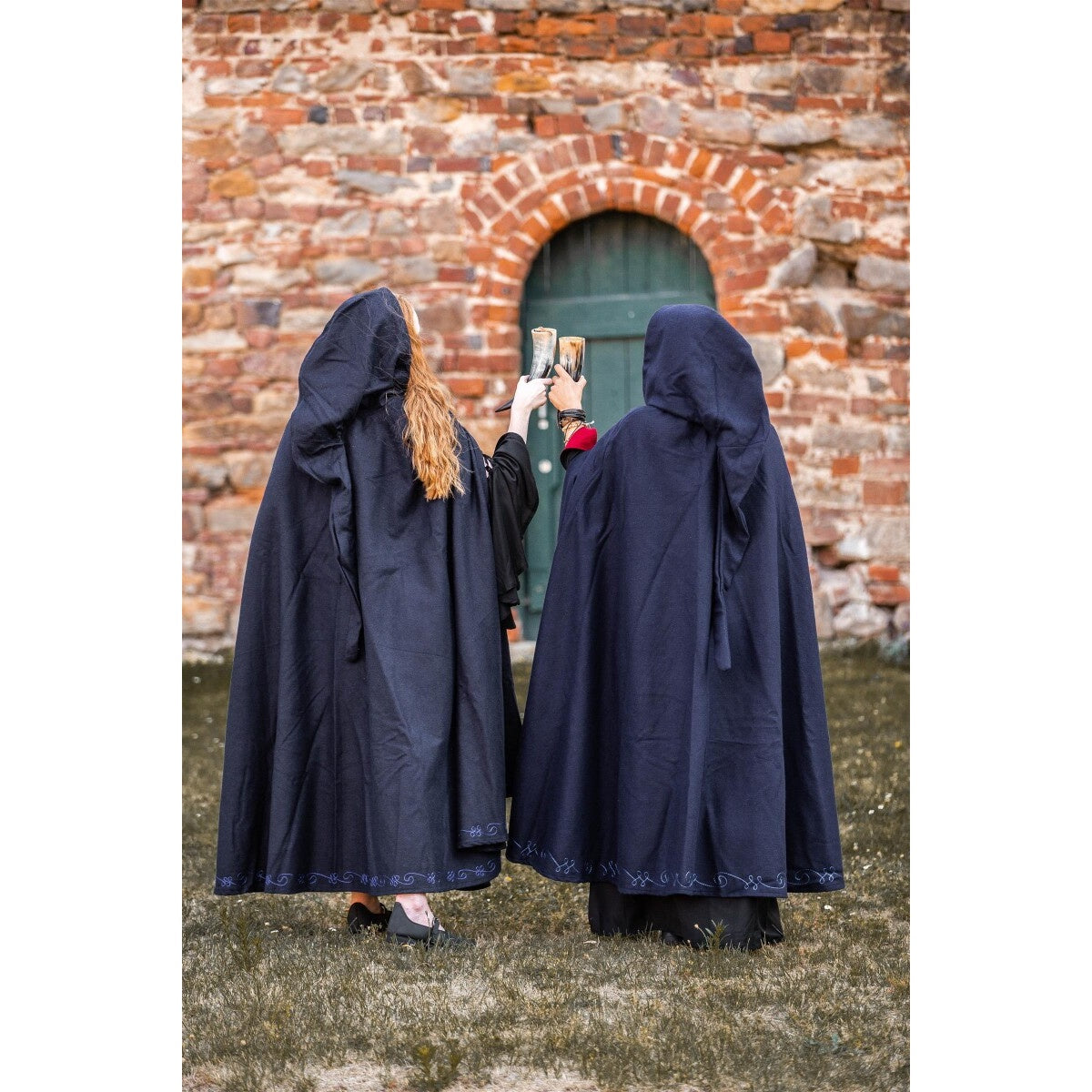 Imagen del producto Capa medieval con bordado y fíbulas Gesa