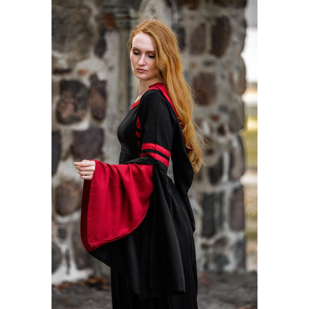 Imagen del producto Vestido medieval con capucha Isolde negro-rojo