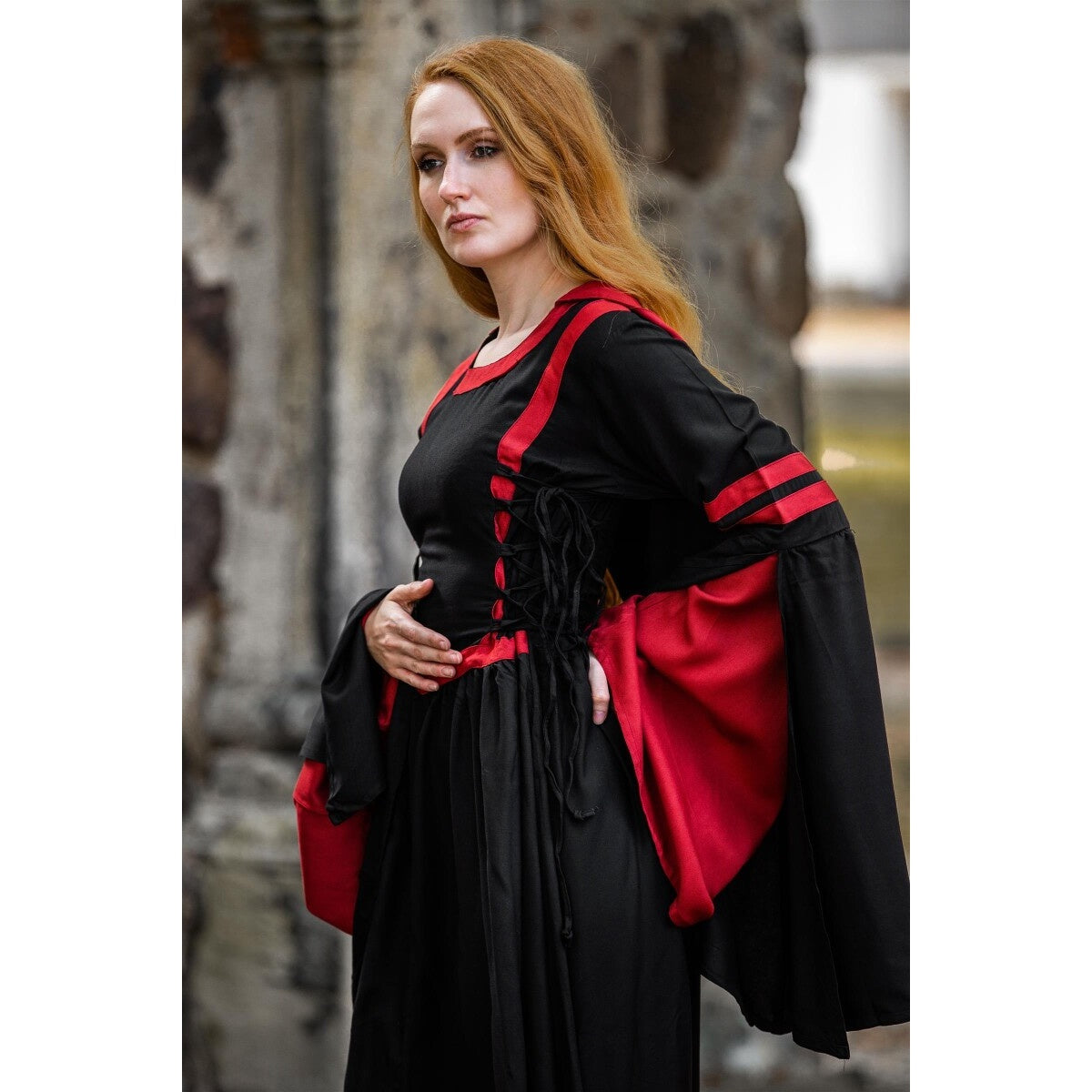 Imagen del producto Vestido medieval con capucha Isolde negro-rojo