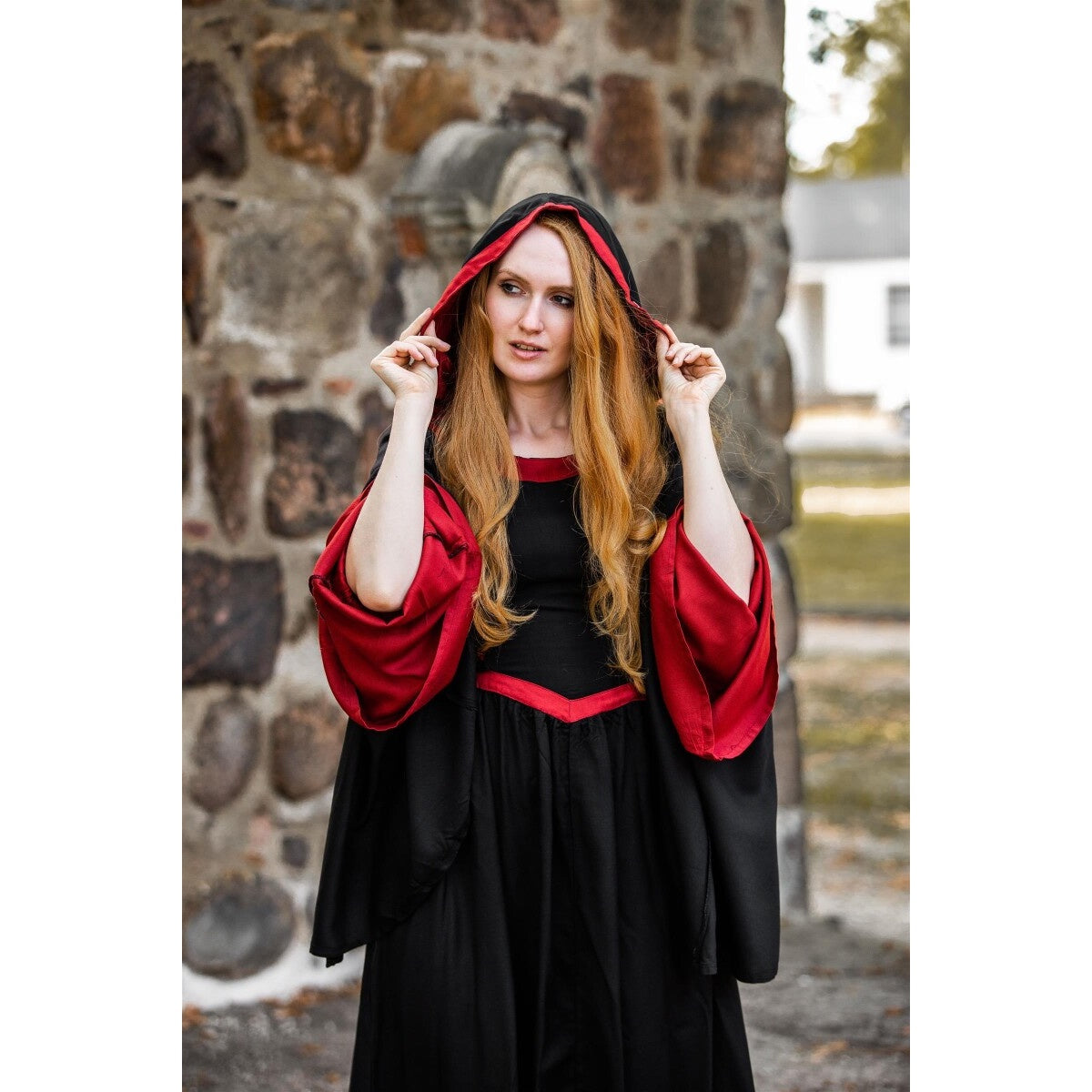 Imagen del producto Vestido medieval con capucha Isolde negro-rojo
