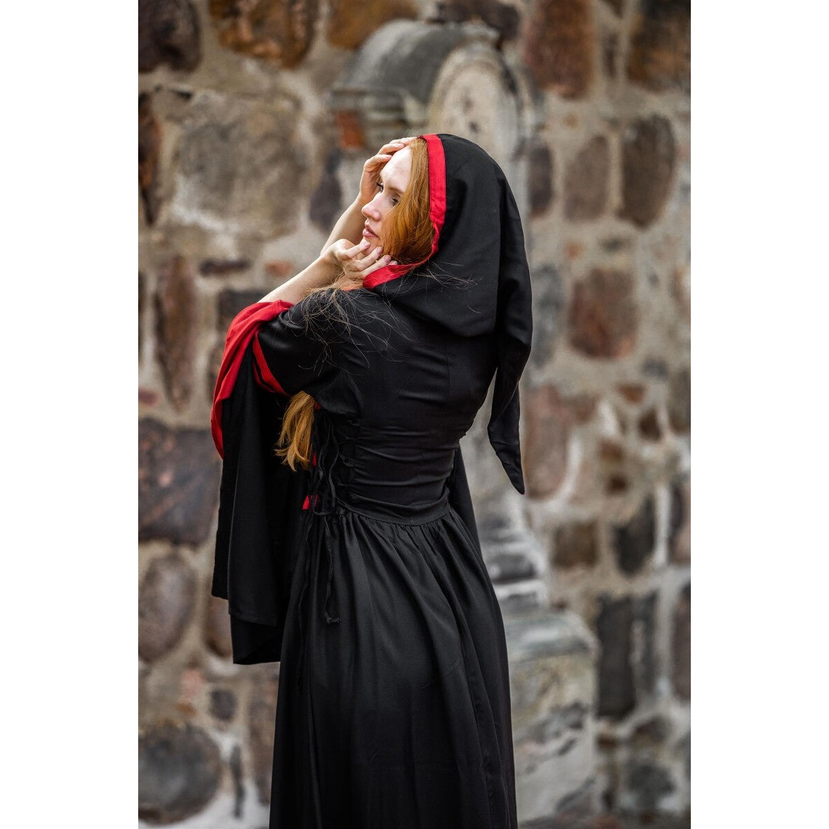 Imagen del producto Vestido medieval con capucha Isolde negro-rojo