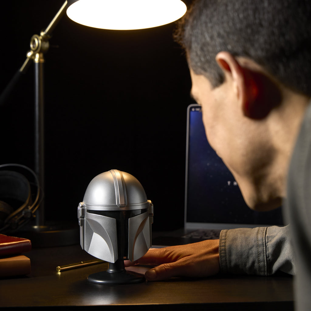 Imagen del producto Star Wars - Réplica de mini casco de Mandalorian sobre base