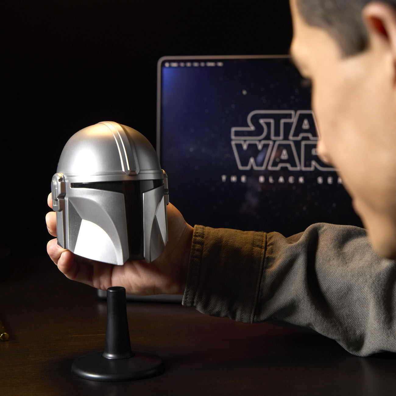 Imagen del producto Star Wars - Réplica de mini casco de Mandalorian sobre base