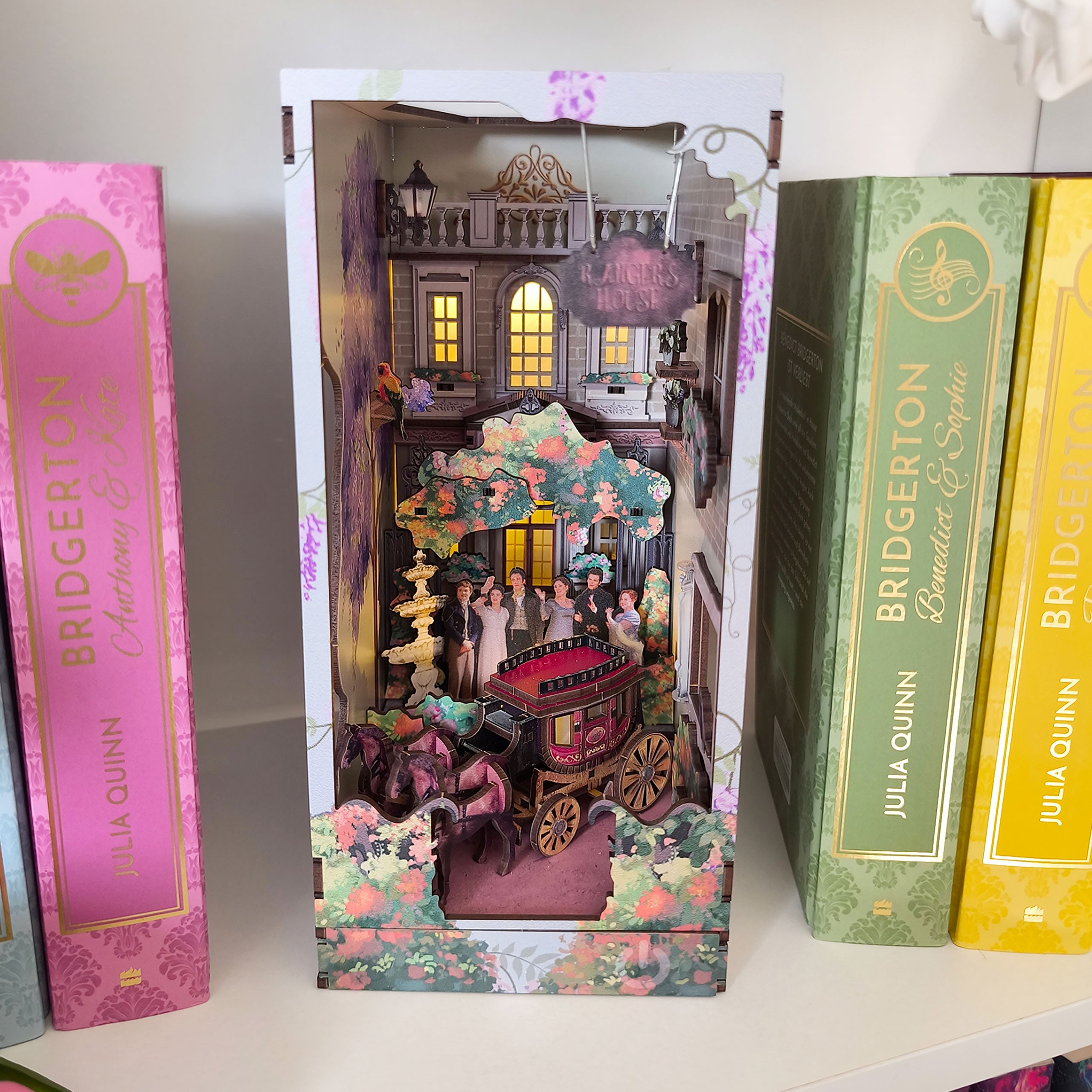 Imagen del producto Bridgerton - Into the Light Book Nook maqueta de madera